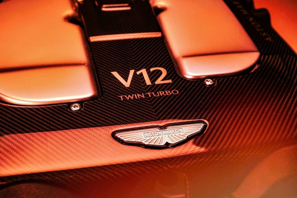 Aston Martin estrena nuevo V12, tiene 835 CV y promete mantenerlo con vida por muchos años