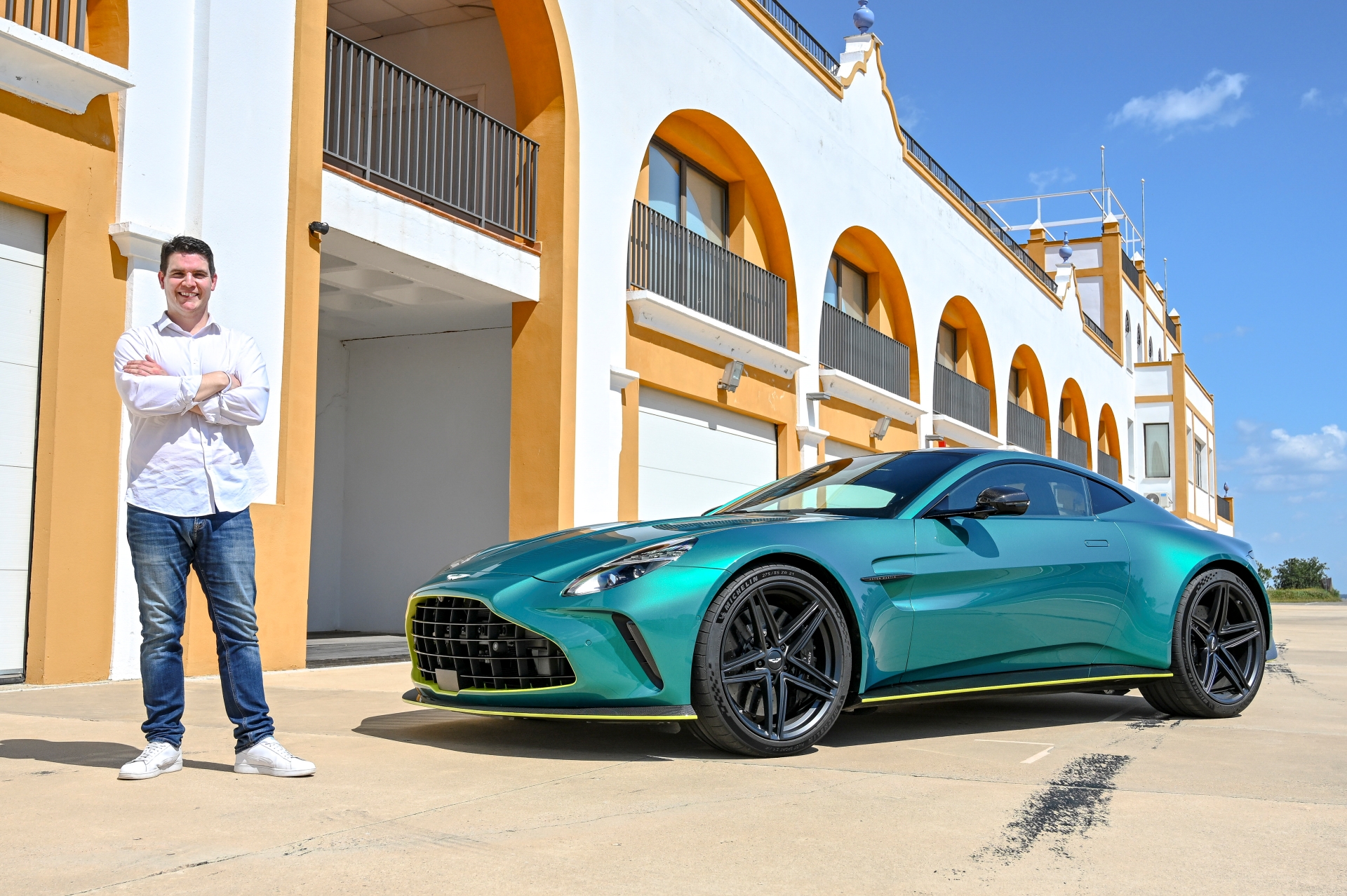 Probamos el Aston Martin Vantage 2024, el coche con el que sí podrás olvidarte del Porsche 911 Turbo