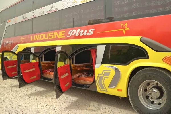 Los fascinantes autobuses-limusina pakistaníes harán que dejes de aborrecer la idea de viajar en autobús