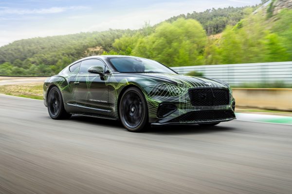 Con 782 CV de V8 y aún así pudiendo recorrer 100 Km sin gastar gasolina, he aquí el futuro de Bentley