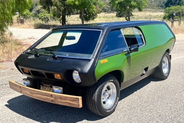 Vive la mejor aventura en esta furgoneta camper con parachoques delantero de madera y motor trasero irrompible de Volkswagen Escarabajo