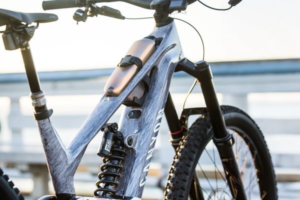 La bestia de la montaña es la ebike de descenso de Canyon capaz de salvar 2.000 metros de desnivel, con motor Shimano, carbono y autonomía de 1.000 km