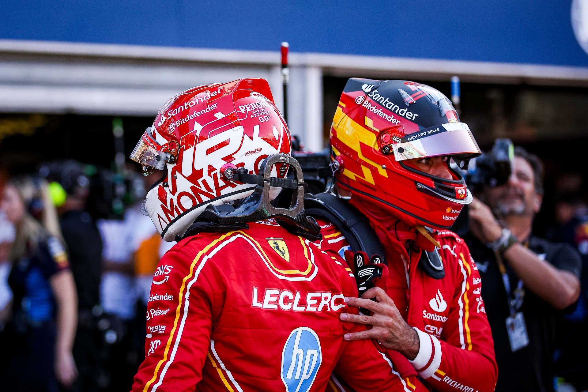 Carlos Sainz salva un gran sábado y ayuda a relanzar las opciones de Ferrari