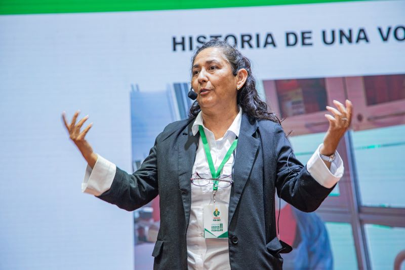 Ovallina participa en Congreso Internacional de Técnicos en Enfermería en Perú