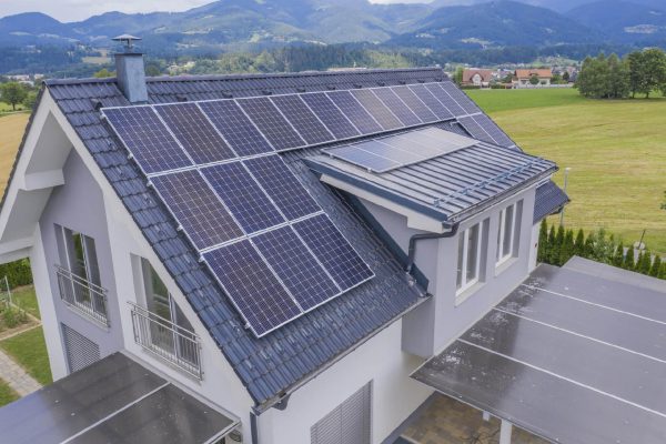 Comunidades energéticas o cómo compartir energía renovable es una interesante solución para reducir tu factura y emisiones