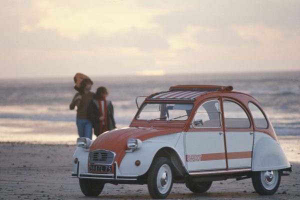 Descubre el Citroën 2CV más especial con esta serie limitada que resucitó al modelo cuando las ventas empezaron a caer