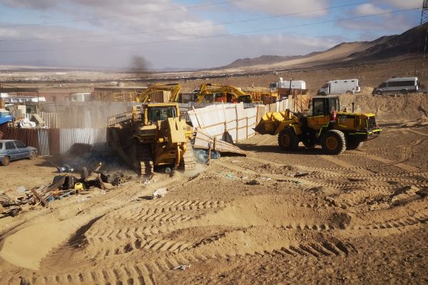 Tenso desalojo de Más de 100 Familias en la Toma "17 de Mayo" de Cerro Navia