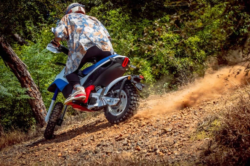 Una moto eléctrica equivalente a 125cc por 2.400 euros (batería aparte), pesa solo 90kg y se inspira en la famosa Honda Cub EZ90