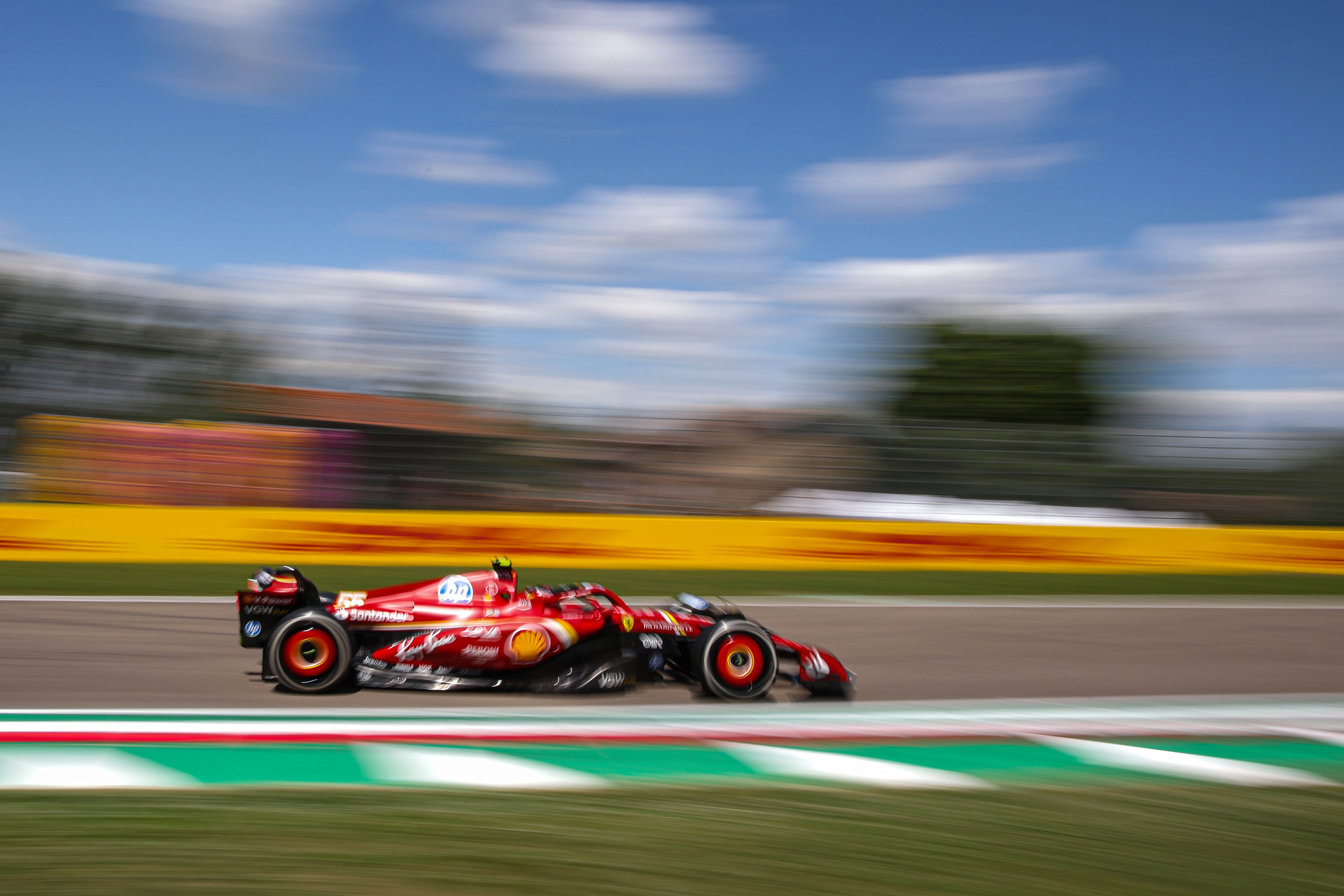 Ferrari se lleva el mejor crono de la FP2 de manos de Charles Leclerc ¿Problemas en Red Bull?
