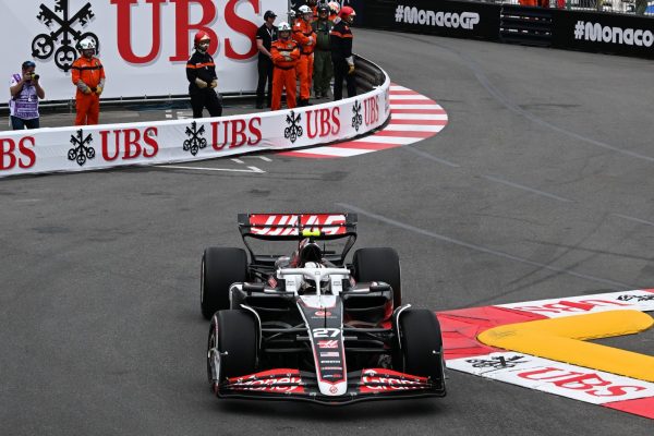 Fernando Alonso y Checo Pérez ganan dos plazas tras la descalificación de HAAS