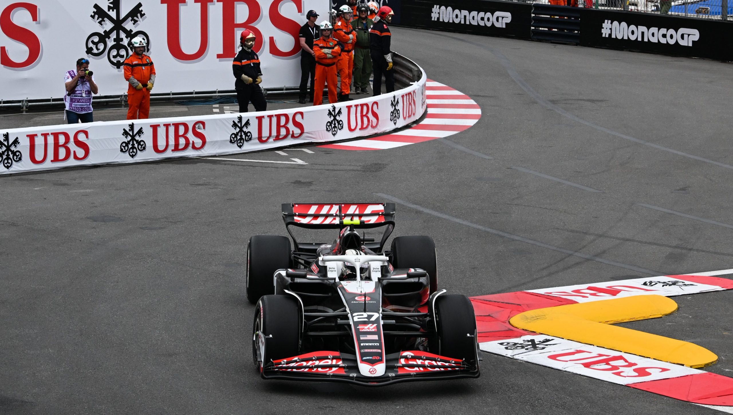 Fernando Alonso y Checo Pérez ganan dos plazas tras la descalificación de HAAS