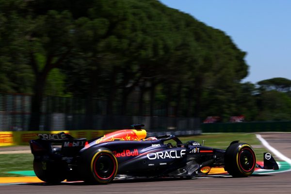 Max Verstappen brilla en Imola y se lleva la pole position frente a los peleones McLaren y Ferrari