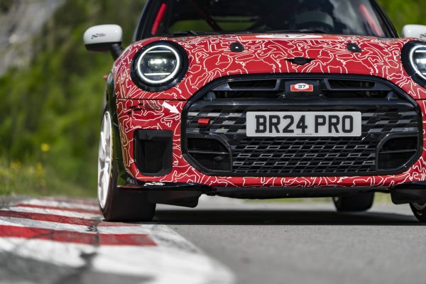 ¿No puedes esperar hasta otoño para ver el nuevo MINI John Cooper Works que tendrá versión eléctrica? Ellos tampoco y harán debutar el coche en las 24 Horas de Nürburgring