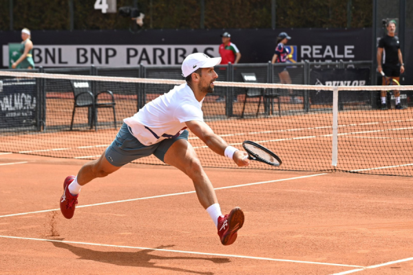 Djokovic empieza en Roma con triunfo fácil pero es golpeado por una botella – Diario Deportivo Más