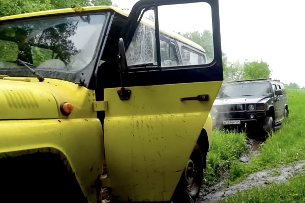 La sorprendente batalla 4x4 de final no esperado entre un antiguo SUV ruso de cuatro cilindros y un monstruoso Hummer H2 con motor V8