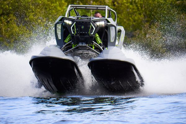 Aquaman alucinaría con esta absurda obra de la ingeniería que en lugar de ruedas tiene 2 motos de agua (44 fotos)