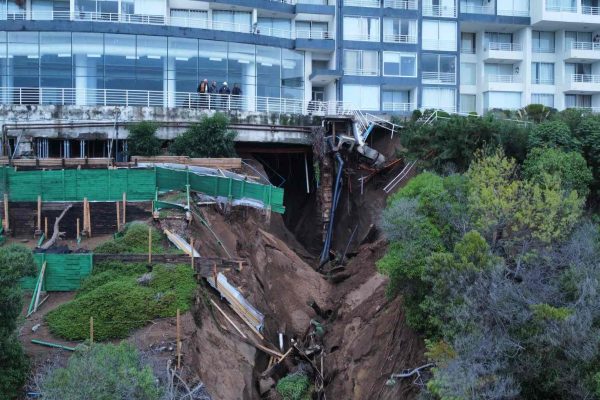 Delegación ordena evacuaciones de edificios Euromarina II y Eurovisión tras socavón en Reñaca