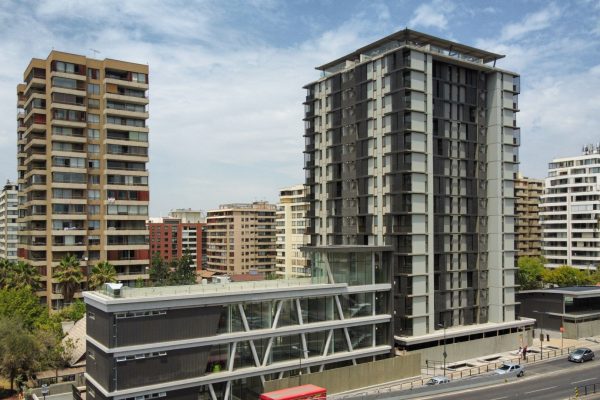 La pesadilla sin fin de los vecinos del edificio social de Lavín en Las Condes