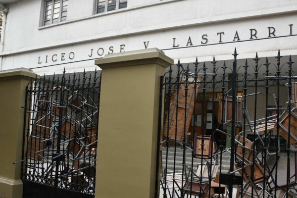 alumno rocía con bencina a director del establecimiento