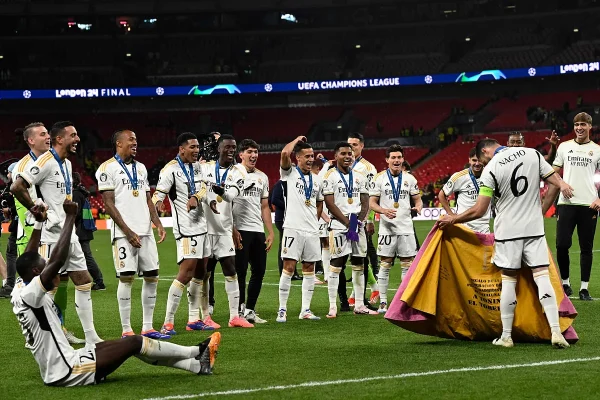 Champions: La fiesta del Madrid en Wembley: "Vino o cerveza" para Ancelotti, la madre de Bellingham con Mourinho, un "amuleto", una pelea... | Champions League 2023