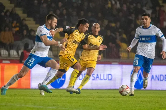 Coquimbo Unido doblega a la UC y va a la caza del liderato del torneo nacional