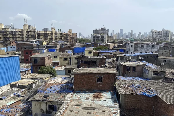 Las dos Indias que conviven en Bombay: cuando unos metros separan a los multimillonarios del barrio marginal ms grande de Asia