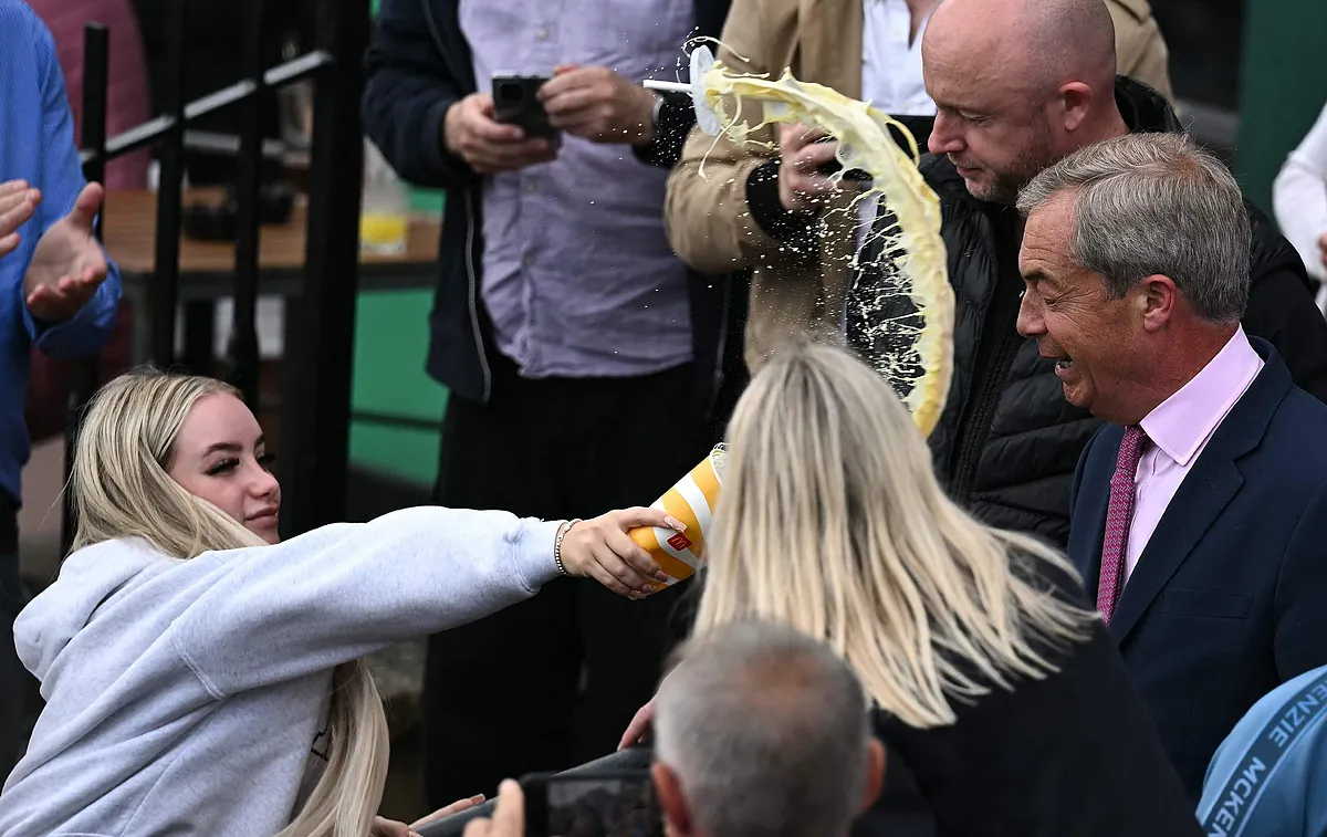 Una mujer lanza un batido a la cara del populista Nigel Farage en el estreno de su campaa como candidato a diputado