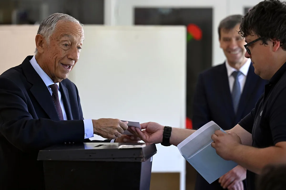 La Polica lusa inicia registros por el posible trato de favor a unas bebs que salpic al presidente Rebelo de Sousa