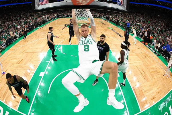 NBA: El 'renacido' Porzingis da la primera victoria a Boston y ensombrece los 30 puntos de Doncic | NBA 2023