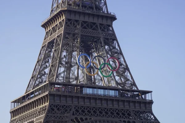 La Torre Eiffel se engalana con los aros de los Juegos Olmpicos 2024