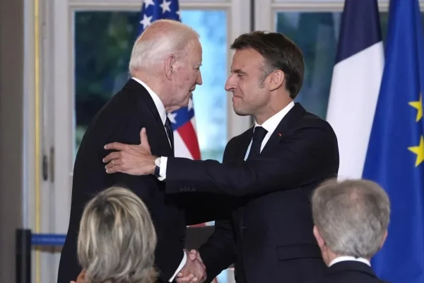 Biden y Macron acuerdan el uso de los beneficios de los activos congelados de Rusia para ayudar a Ucrania