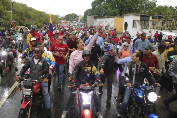 La campaa de Nicols Maduro, entre milagros, karaokes y 'fakes'