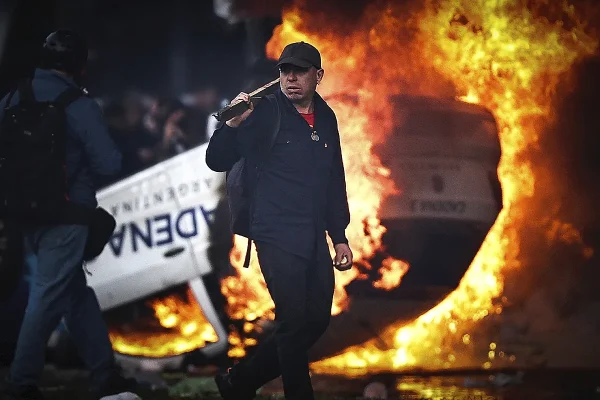 La izquierda incendia las calles ante la aprobacin de la ley que liberaliza la economa argentina