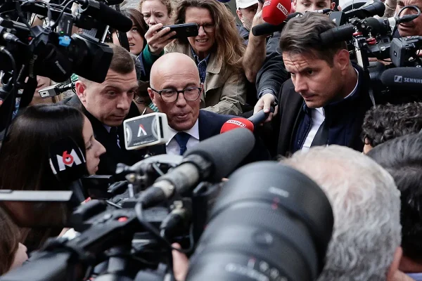 La justicia anula la expulsin del presidente del partido de la derecha francesa que quera pactar con Le Pen