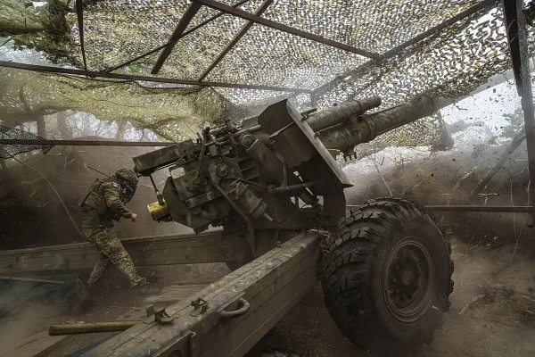 Rusia dice que Ucrania debera "pensar" en retirar sus tropas ya que su posicin en el frente "se agrava"