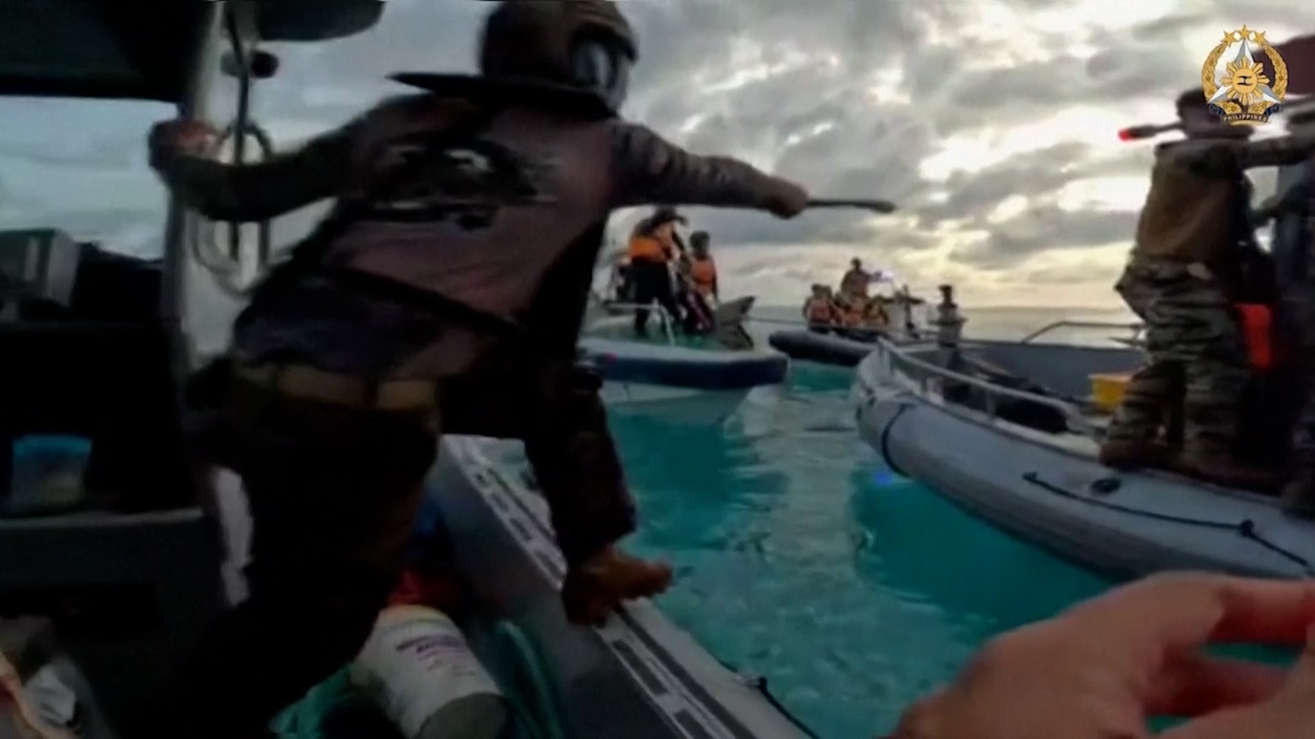 El abordaje con cuchillos y hachas de los guardacostas chinos a un barco de Filipinas: "Slo los piratas hacen esas cosas"
