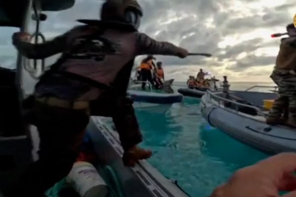 El abordaje con cuchillos y hachas de los guardacostas chinos a un barco de Filipinas: "Slo los piratas hacen esas cosas"