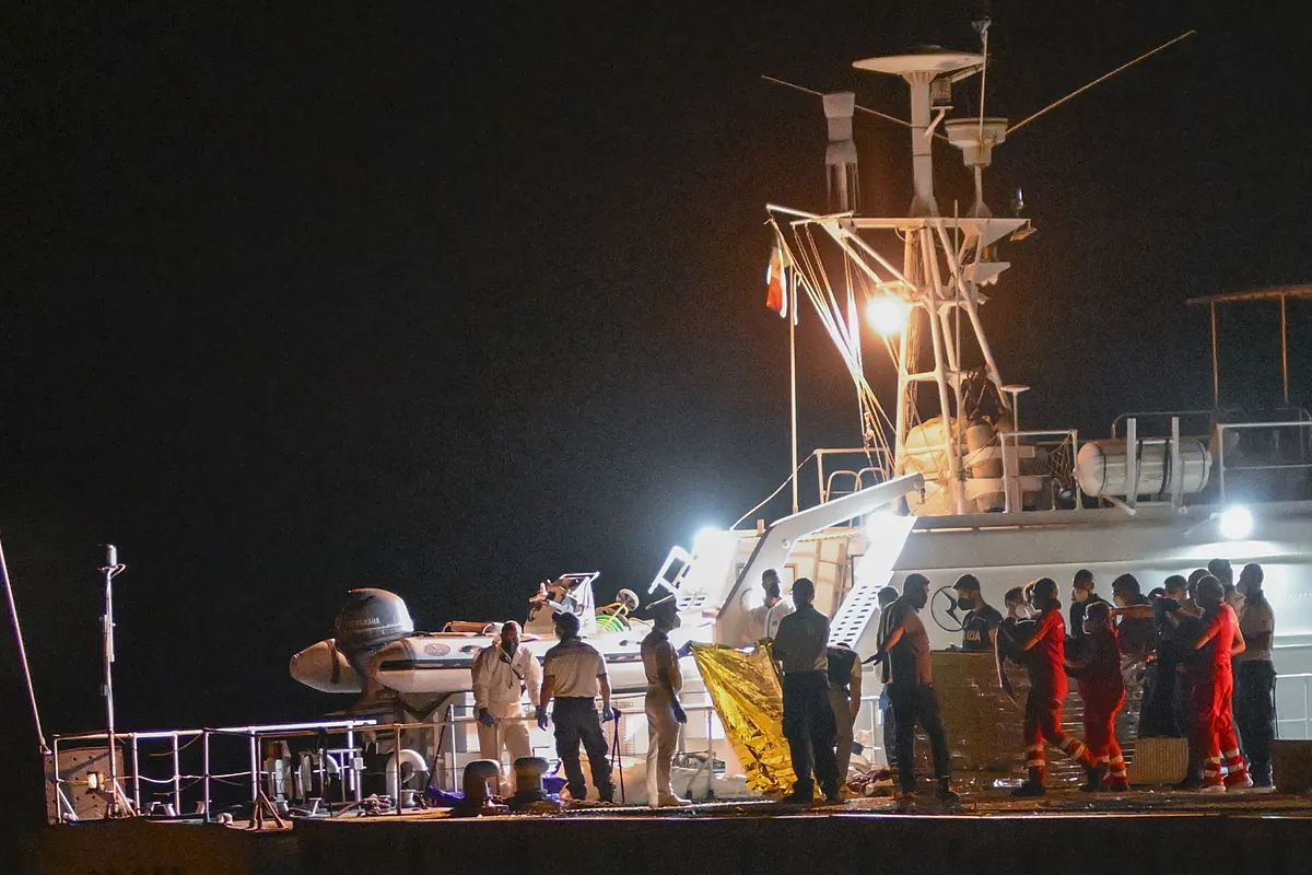 Encuentran otros 12 cadveres de mujeres y nios en la zona de naufragio de las costas de Calabria