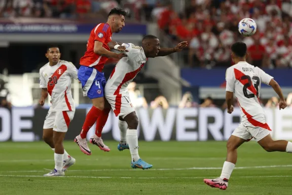 En un "áspero" partido La Roja igualó sin goles ante Perú en su debut en la Copa América 2024