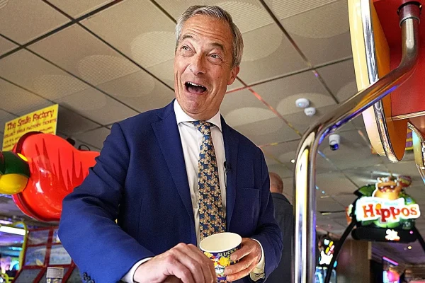 La sombra de Putin planea sobre Farage: le acusan de "leer las chuletas de los discursos del presidente ruso"