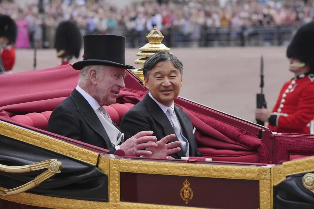 El rey Carlos III acoge en el Reino Unido con toda la pompa a los emperadores de Japn