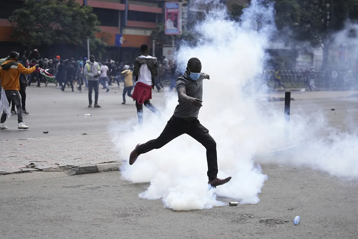 Manifestantes contra las subidas de impuestos asaltan e incendian el Parlamento de Kenia