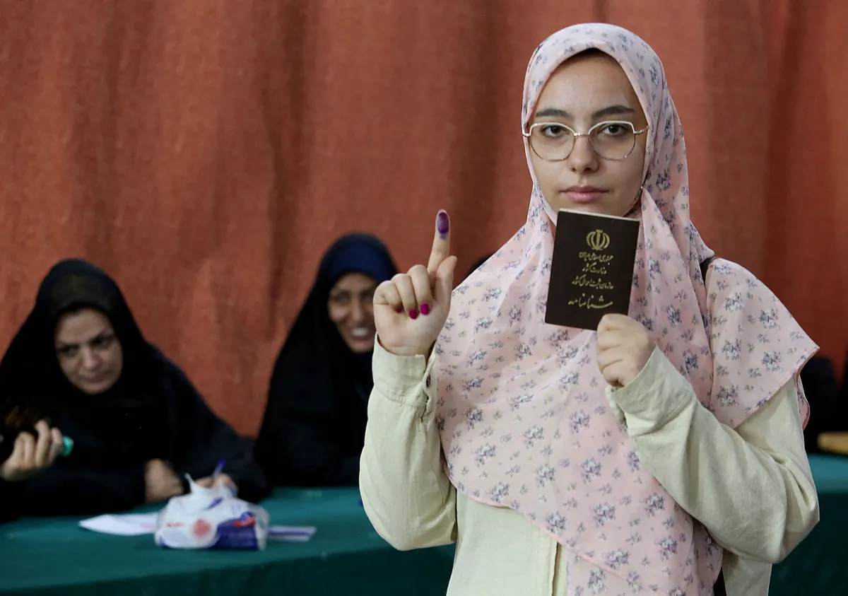 Los iranes votan para elegir presidente entre opciones limitadas y llamadas al boicot