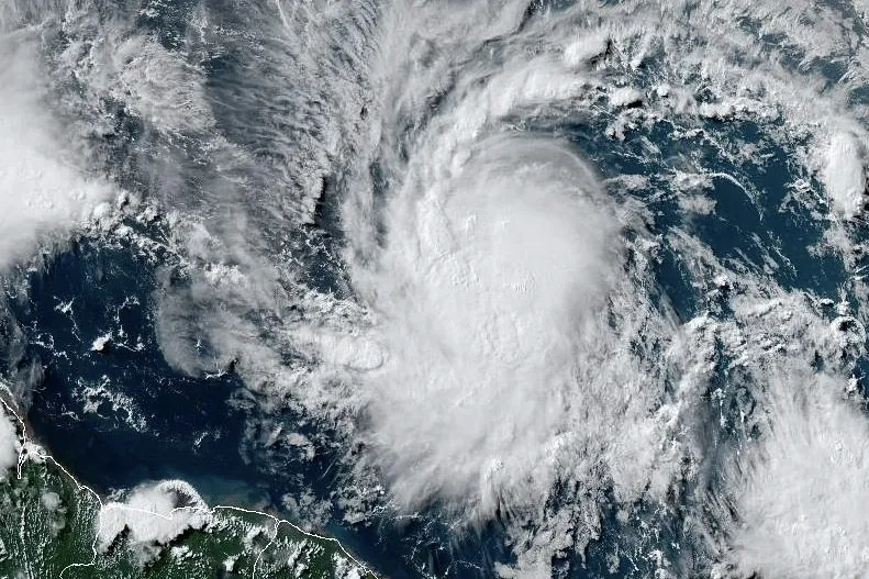Beryl, primer huracn del verano, pasa a un nivel superior de peligro y asusta al Caribe