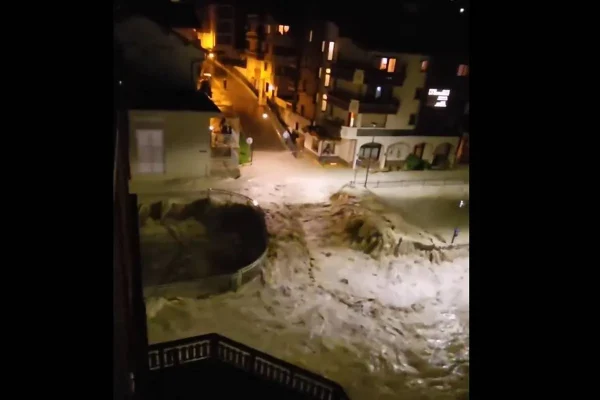 Las tormentas desbordan el Rdano y otros ros en Suiza, donde un corrimiento de tierra deja al menos dos muertos