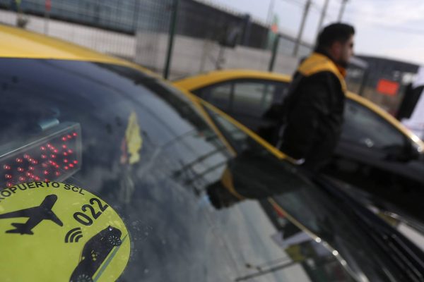 Cómo estafaban taxistas a turistas en el Aeropuerto de Santiago