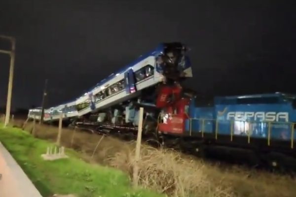 Tren de pasajeros choca con convoy de carga en San Bernardo