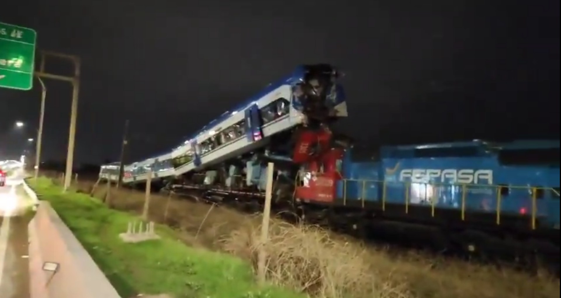 Tren de pasajeros choca con convoy de carga en San Bernardo
