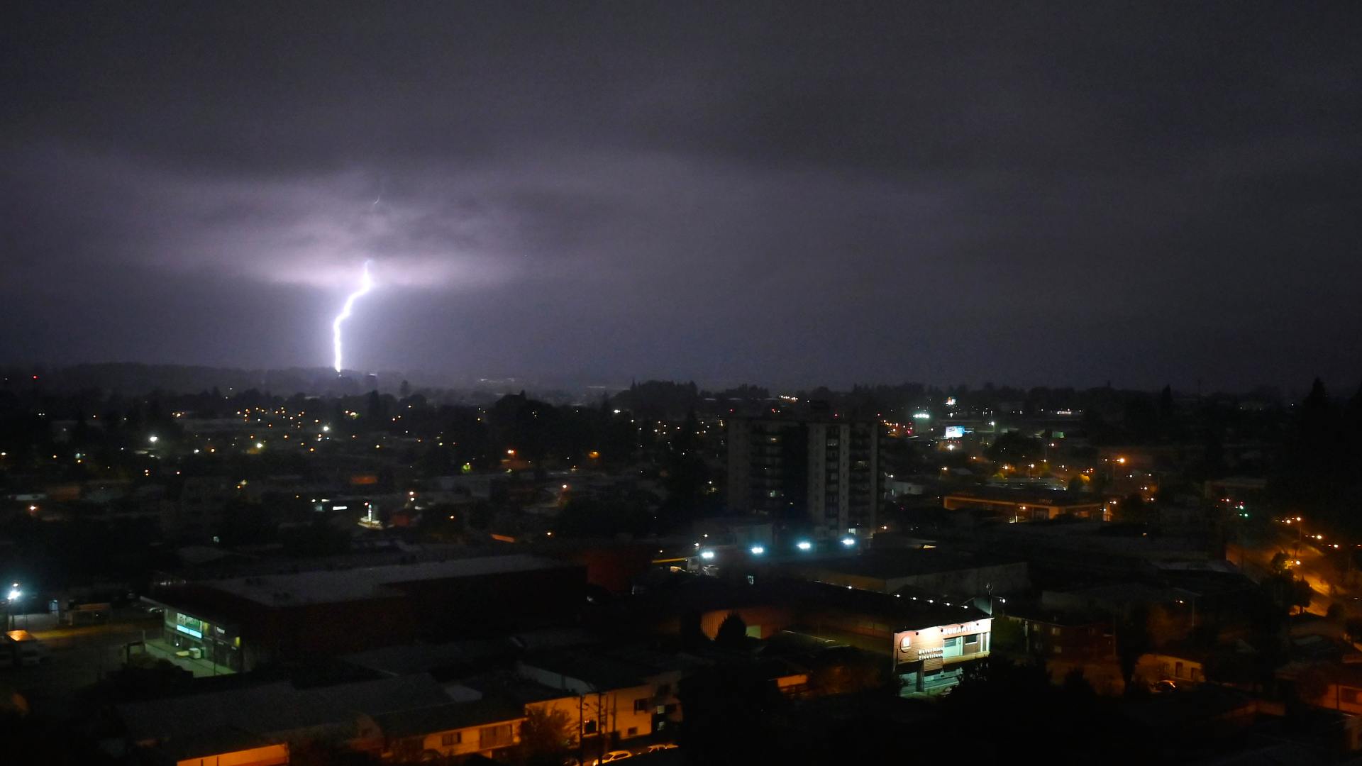 las tres regiones con aviso de tormentas eléctricas