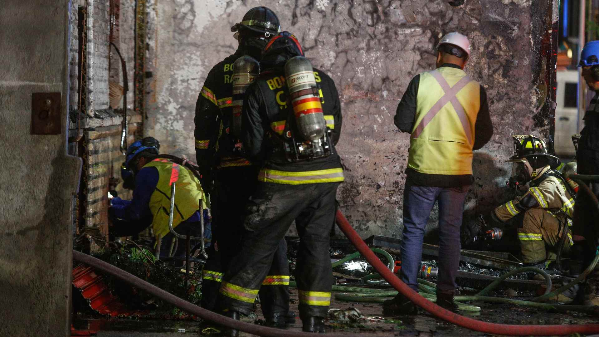 Seis personas mueren en fatal incendio en Renca